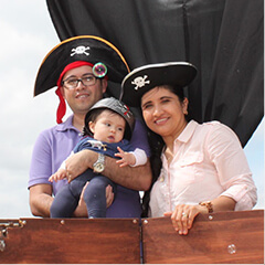Una familia sonriente está vestida como piratas