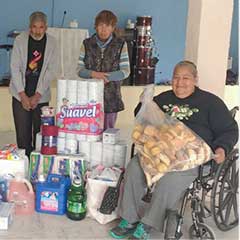 Un grupo está rodeado de alimentos y artículos para el hogar
