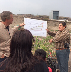 Hombres hablando con un grupo sobre el mapa