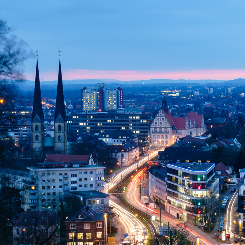 Abbildung Bielefeld bei Nacht.