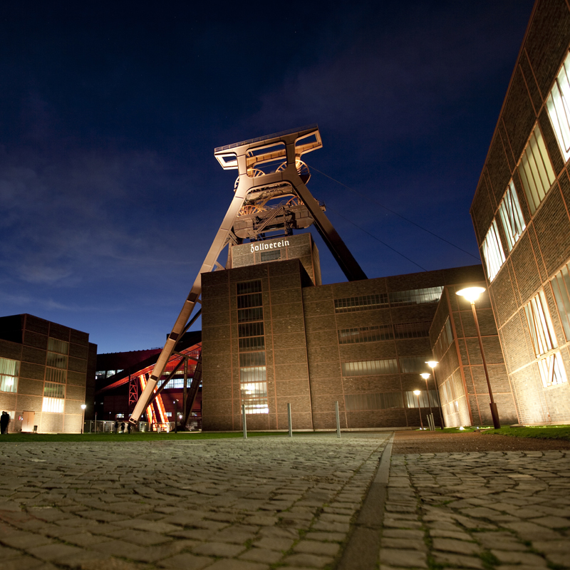 Abbildung Zeche Zollverein in Essen bei Nacht.