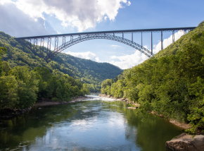 Stock photo of view of the New River Gorge Bridge in 西维吉尼亚州 from the Fayette Station bridge.