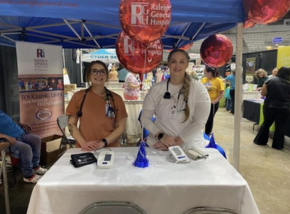 Two 永利体育 medical professionals at a Women's Health Expo booth