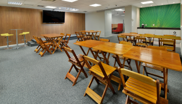 Seating area with green mural of carnauba leaves