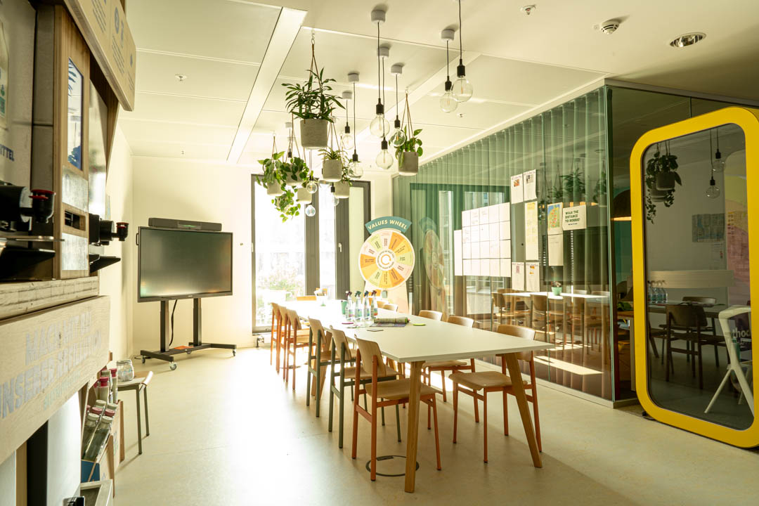 Hamburg office space with a conference room including tables and chairs