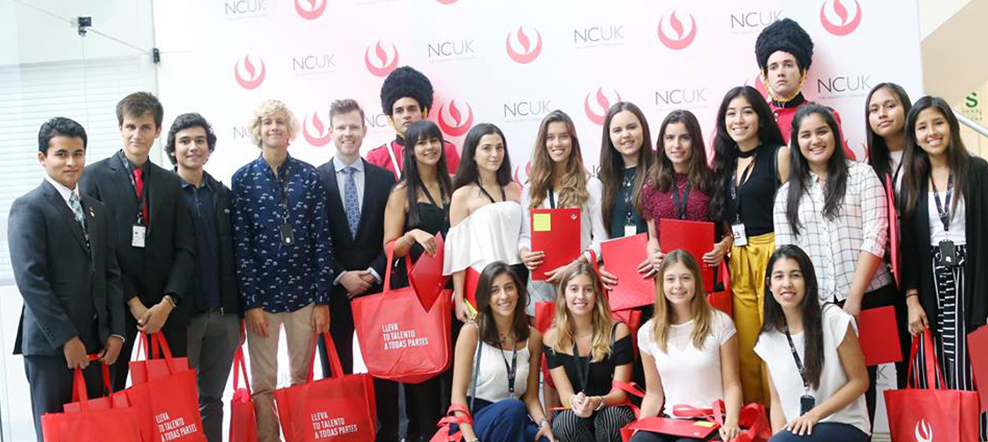 Pequeño grupo de jóvenes profesionales reunidos casualmente alrededor de una computadora portátil