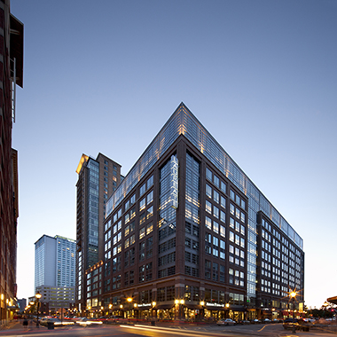 Panorâmico, k, céu azul vista para o anoitecer da multi- história dos escritórios do edifício da Laureate no centro de Baltimore , Maryland