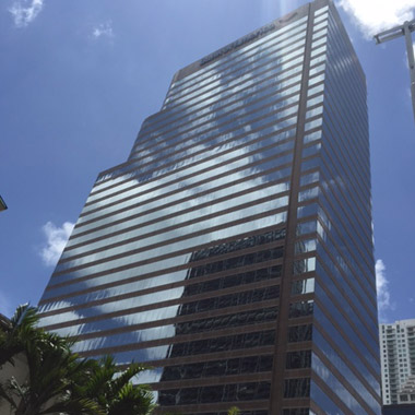 Vista hacia arriba del edificio de mas de 30 pisos que incluye oficina regional de Laureate en Miami