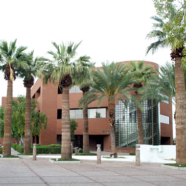 Escritório regional em Tempe e escada espiral cercada de lindas palmeiras do Arizona e um espaço aberto acolhedor