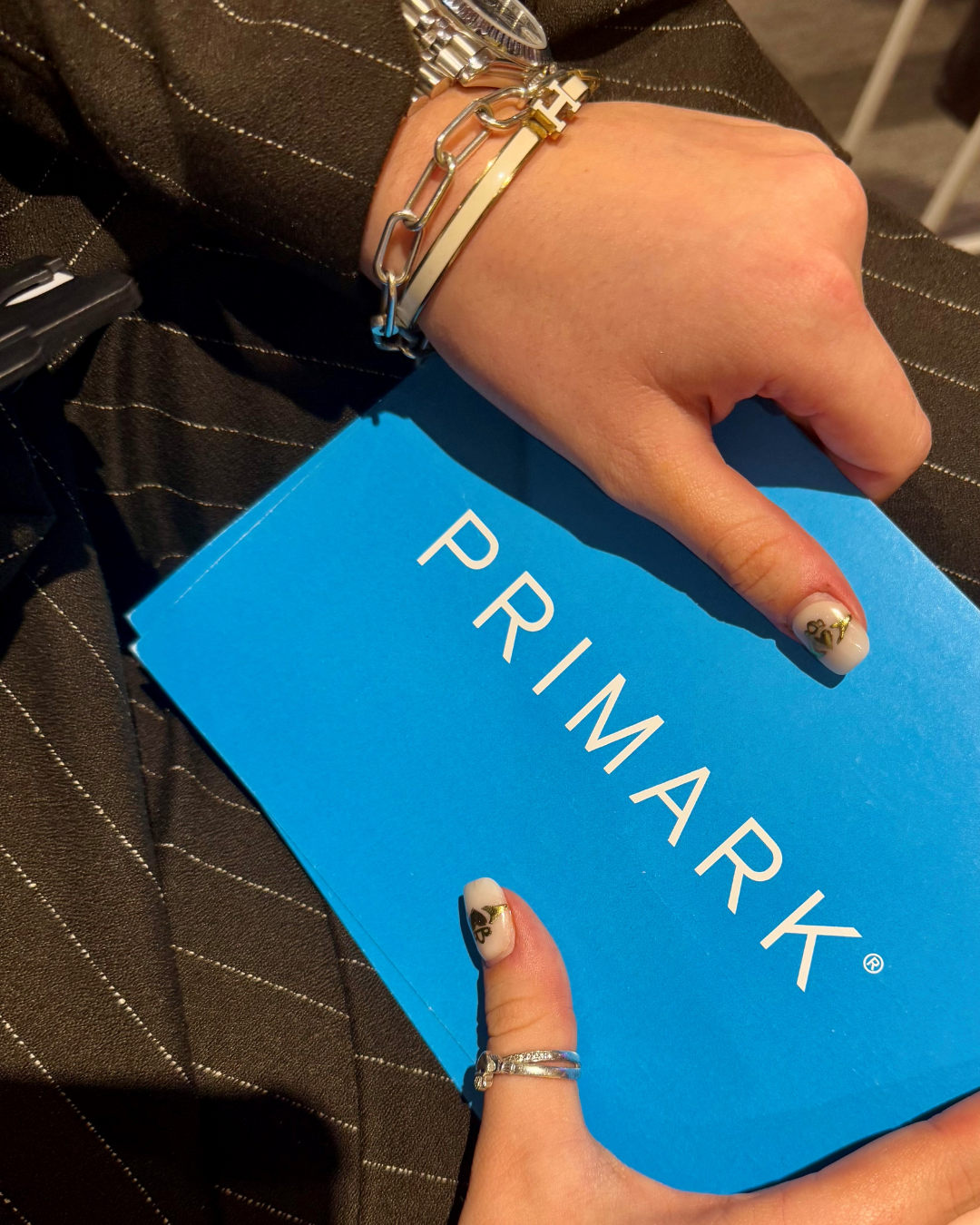Hands holding Primark cue cards