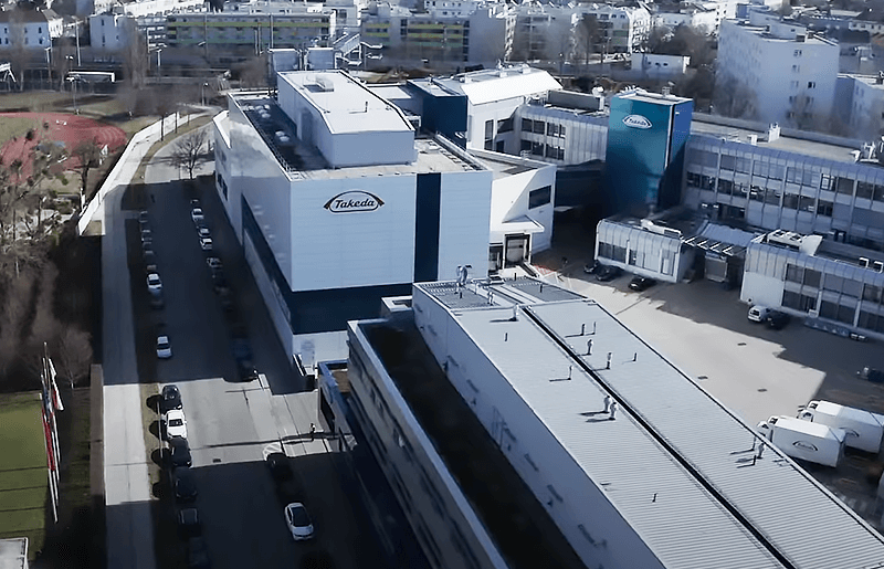 Watch Video: Takeda unterstützt Mitarbeiter beim Tragen von Kartons mit dem FANUC CR-15iA