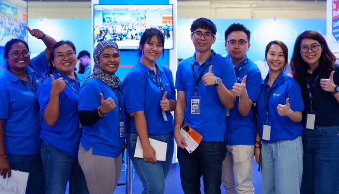 BD associates posing for a group photo at a recruiting event.