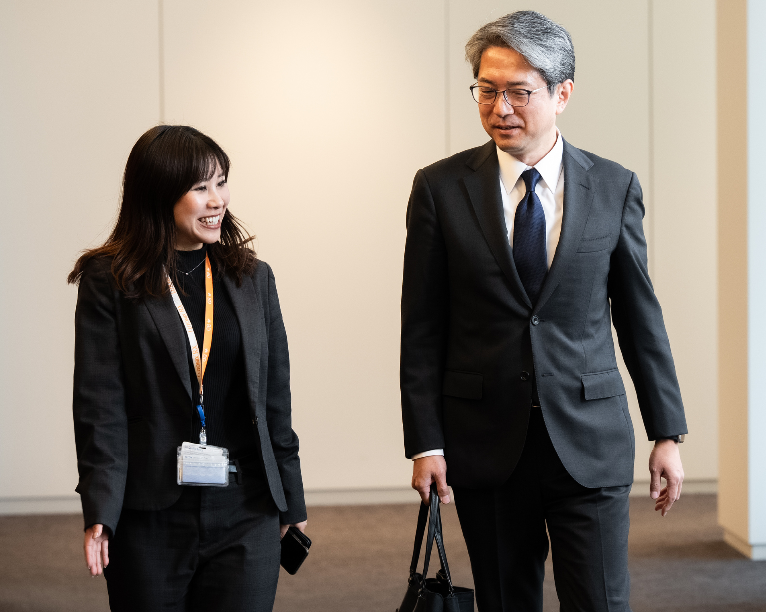 Dos BD associates caminando y conversando dentro del edificio de oficinas de BD en Japón.