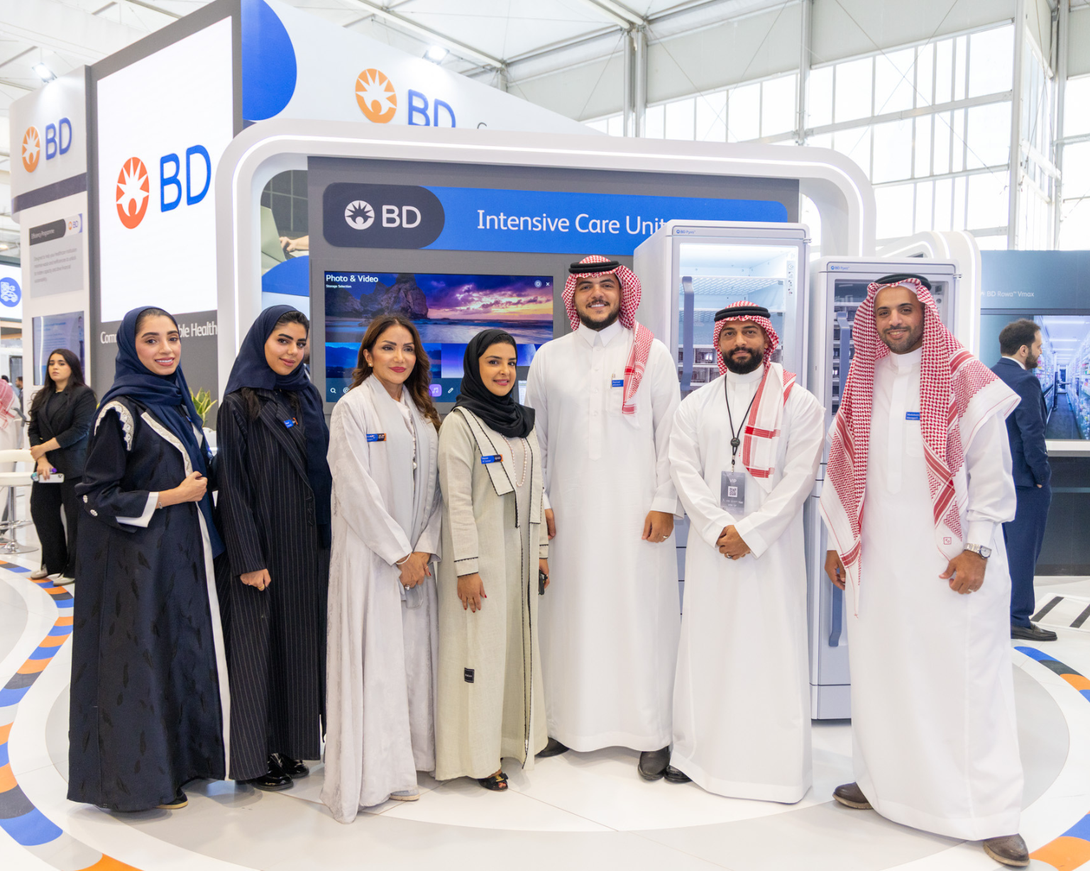 Grupo de BD associates de pie en un stand de BD durante una conferencia.