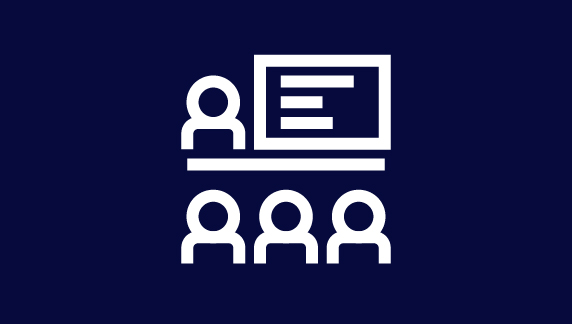Icono blanco de un presentador de pie frente a una pantalla, con tres figuras de la audiencia debajo, mostrado sobre un fondo azul oscuro.