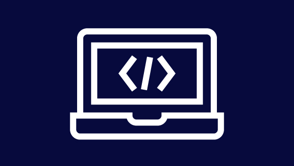 Icono de arte lineal blanco de una computadora port&aacute;til que muestra corchetes de programaci&oacute;n en la pantalla, sobre un fondo azul oscuro.