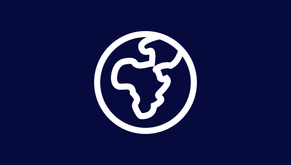 Icono de globo terr&aacute;queo en arte lineal blanco, que muestra continentes simplificados dentro de un borde circular sobre un fondo azul oscuro, representando el alcance global y el servicio a nivel mundial.