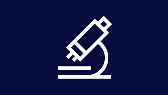 Icono de microscopio en arte lineal blanco sobre un fondo azul oscuro, que representa soluciones t&eacute;cnicas, diagn&oacute;stico y experiencia en equipamiento.