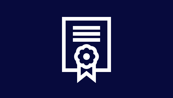 Imagen que muestra un icono de certificado blanco con una insignia de cinta sobre un fondo azul oscuro, representando una certificaci&oacute;n o acreditaci&oacute;n.