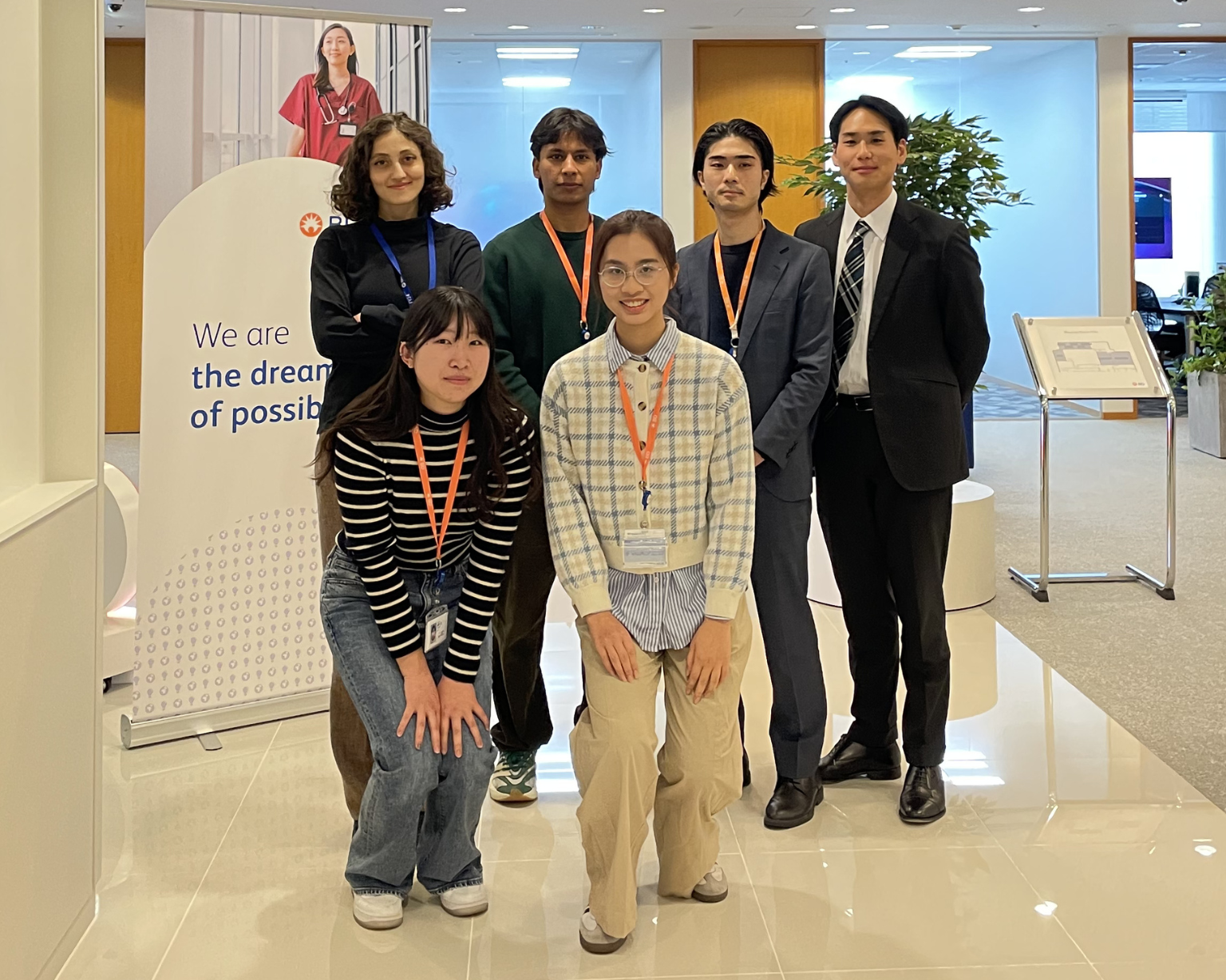 Un grupo de asociados de talento temprano en una sede de BD Japan.