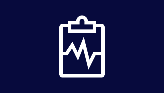 Imagen que muestra un portapapeles blanco de arte lineal con una l&iacute;nea anal&iacute;tica irregular sobre un fondo azul oscuro, representando perspectivas regulatorias o evaluaci&oacute;n de datos.