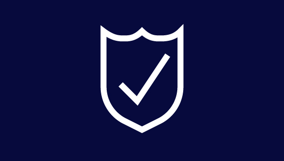 Imagen que muestra un icono de escudo blanco con una marca de verificaci&oacute;n en su interior sobre un fondo azul oscuro, simbolizando el cumplimiento normativo y la garant&iacute;a de seguridad del producto.