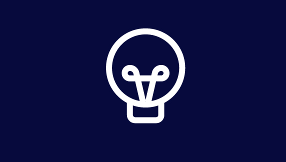 Icono de una bombilla en arte lineal blanco sobre un fondo azul oscuro, representando la innovaci&oacute;n.