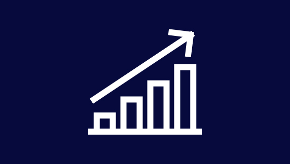 Icono de gr&aacute;fico de barras blanco con una flecha ascendente sobre un fondo azul oscuro, que representa liderazgo, rendimiento y crecimiento empresarial.