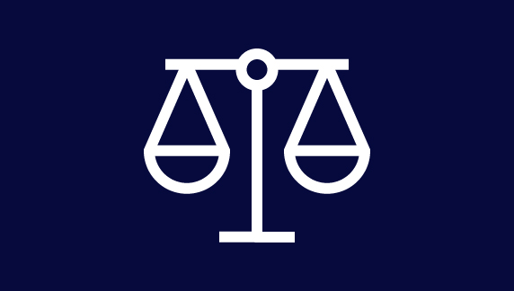 &Iacute;cone de arte linear branca de uma balan&ccedil;a equilibrada sobre um fundo azul-escuro, representando justi&ccedil;a ou conformidade.