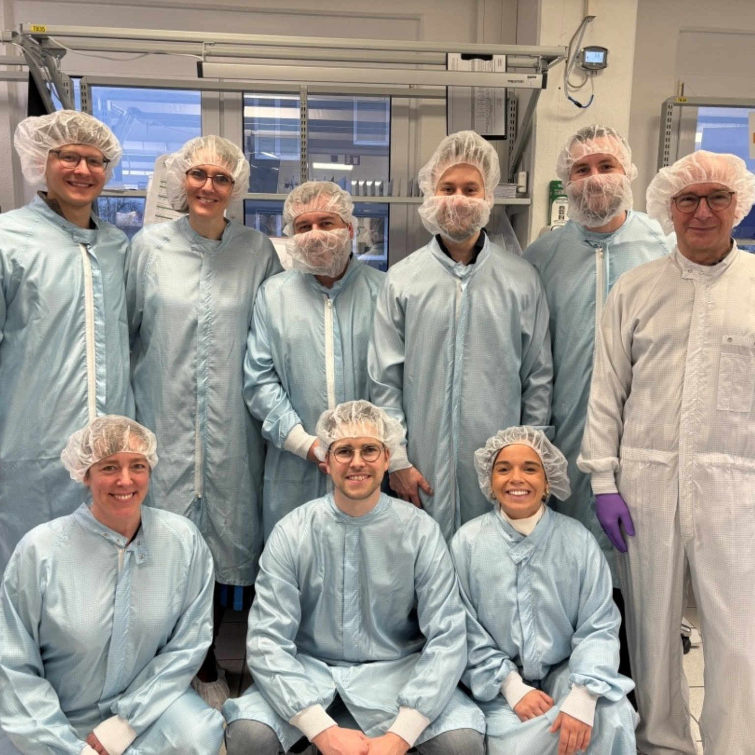 Zwei BD‑Mitarbeitende arbeiten an Fertigungsanlagen in einem Produktionsbereich