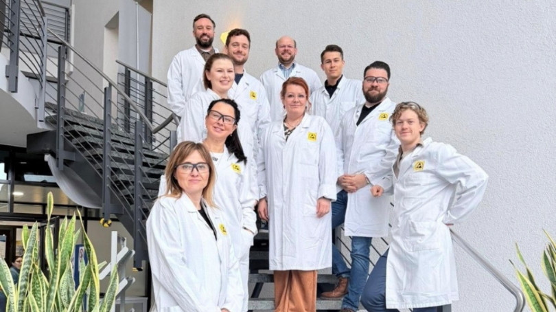 Zwei BD‑Mitarbeitende prüfen Anlagen in einer industriellen Arbeitsumgebung.