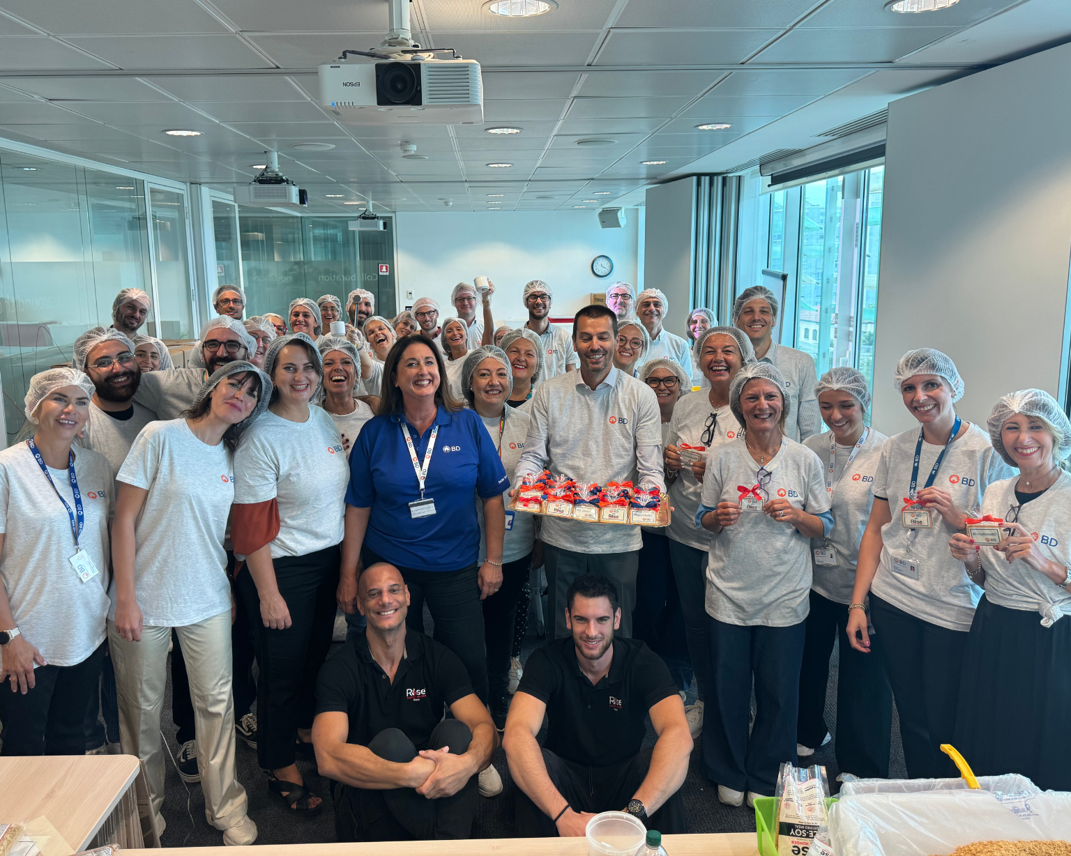 Große Gruppe von BD‑Mitarbeitenden bei einer Rise Against Hunger‑Veranstaltung im BD‑Büro Eysins.