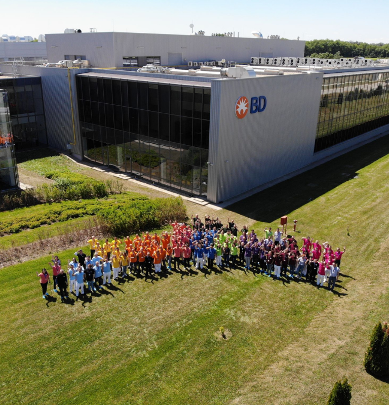 Aerial view of BD associates gathered outside the BD Tatabánya facility