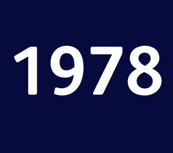 El a&ntilde;o &ldquo;1978&rdquo; mostrado en texto blanco sobre un fondo azul oscuro.