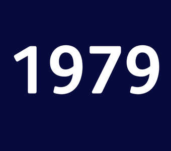 El a&ntilde;o &ldquo;1979&rdquo; mostrado en texto blanco sobre un fondo azul oscuro.