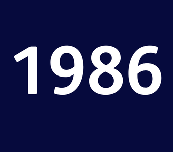 El a&ntilde;o &ldquo;1986&rdquo; mostrado en texto blanco sobre un fondo azul oscuro.