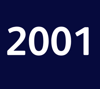 El a&ntilde;o &ldquo;2001&rdquo; mostrado en texto blanco sobre un fondo azul oscuro.