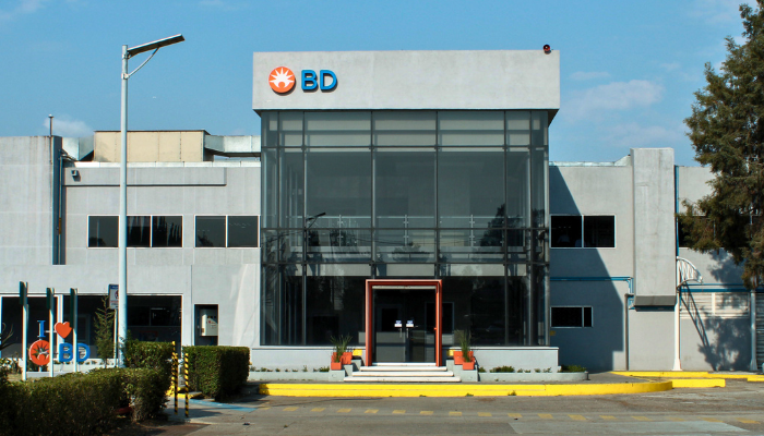 Exterior de un edificio de oficinas de BD con se&ntilde;alizaci&oacute;n del logotipo.