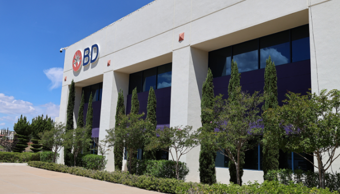 Exterior de una instalaci&oacute;n de BD con &aacute;reas ajardinadas.