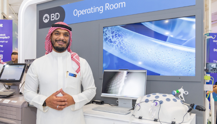 Associado da BD em p&eacute; em um estande de demonstra&ccedil;&atilde;o &ldquo;Operating Room&rdquo; da BD, apresentando tecnologia intervencionista.