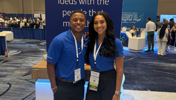 Dois associados da BD em p&eacute; juntos em um evento de recrutamento.