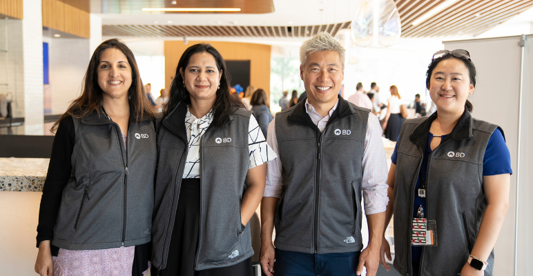 Quatro associados da BD em um escrit&oacute;rio da BD, sorrindo para a c&acirc;mera