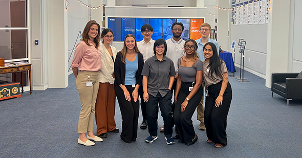 Foto de grupo dos jovens talentos da BD sorrindo