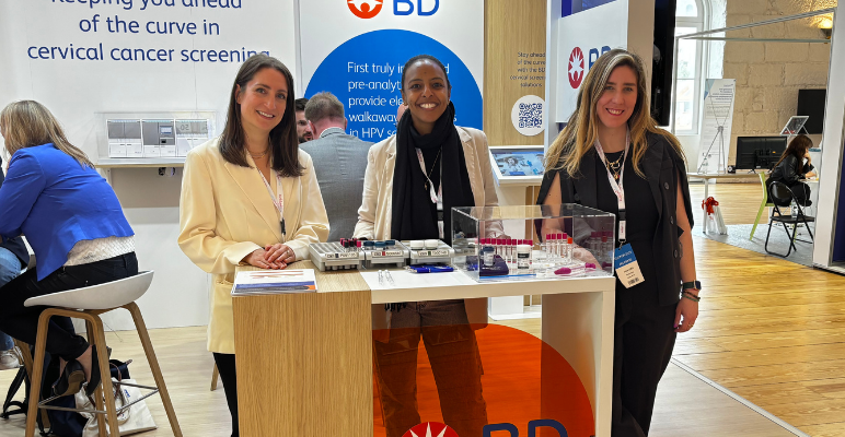 Tr&ecirc;s associados da BD, presentes no evento, estavam posicionados atr&aacute;s de um estande com o logotipo da BD e produtos da BD