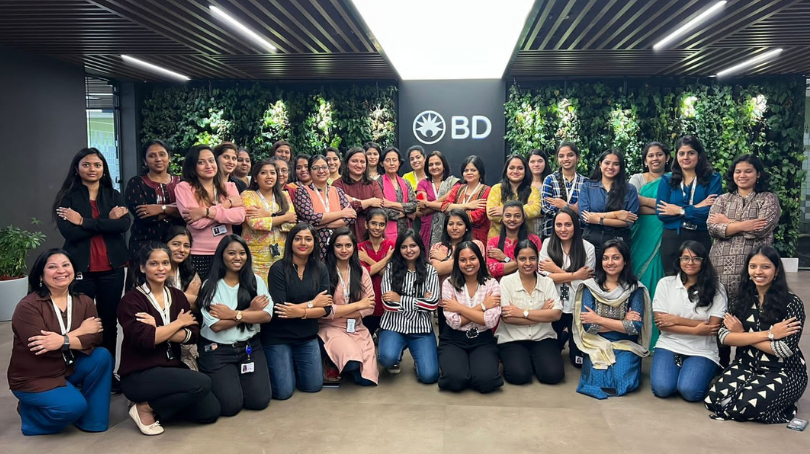 Un gran grupo de asociados en la India celebrando el Día Internacional de la Mujer.