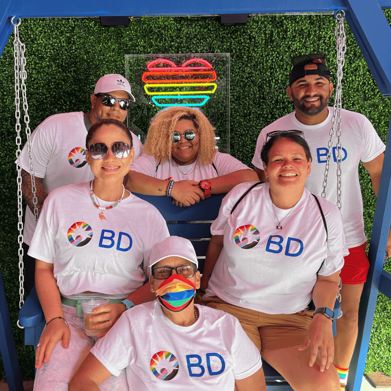 Seis asociados sonriendo con camisetas con el logotipo de BD Pride.