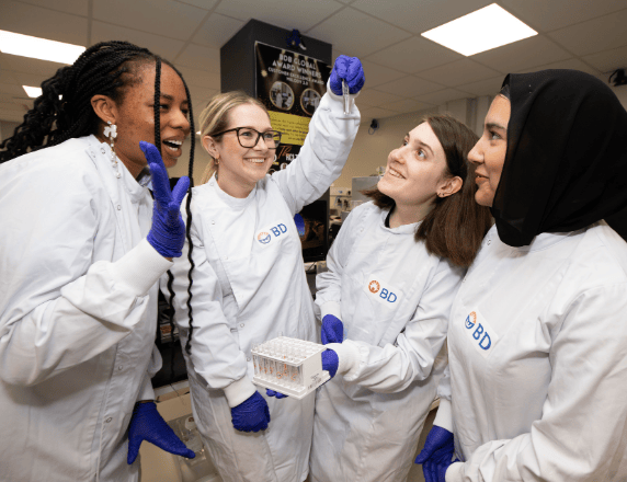 Quatro cientistas discutindo e trabalhando