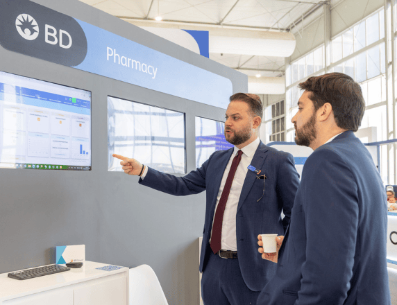 Dois vendedores apresentando e sorrindo