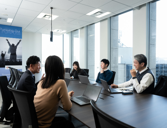 オフィスでの集合写真と、幸せそうな全従業員