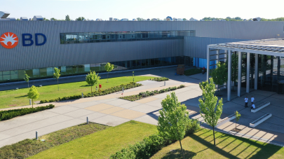 Exterior do edifício com palmeiras